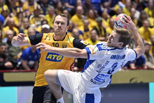 MALMÖ, SWEDEN 20260125 Swedens Felix Claar against Icelands Janus Dadi Smarason during the European Handball Championship middle round match between Iceland and Sweden in Malmö Arena, Malmö, Sweden, January 25, 2026 MALMÖ SWEDEN x50090x  Copyright: xJohanxNilsson TTx HANDBOLLS-EM 2026 ISLAND-SVERIGE