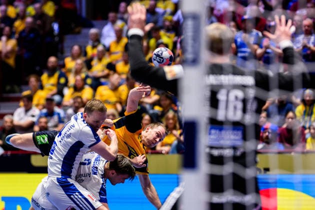260125 Felix Claar of Sweden and Odinn Thor Rikhardsson and Omar Ingi Magnusson of Iceland during the EHF European Handball Championship main round match between Iceland and Sweden on January 25, 2026 in Malmö Photo Petter Arvidson BILDBYRAN kod PA PA1138 handball handball handball handballs em 2026 island iceland sverige sweden ehf european handball championship bbeng  Copyright: PETTERxARVIDSON BB260125PA063