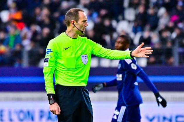 FOOTBALL : Paris FC vs Angers - Ligue 1 - 25 01 2026 Thomas Leonard ( referee ) during the Ligue 1 match between Paris FC and Angers SCO at Stade Jean Bouin on January 25, 2026 in Paris, France. ( Photo by Federico Pestellini PsnewZ ) - ParisFrance  Copyright: xFedericoxPestellinix