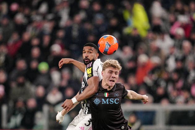 Juventus™ Bremer fights for the ball with Napoli™s Rasmus Hojlund during the Serie A soccer match between Juventus and Napoli at the Allianz Stadium in Turin, north west Italy - Sunday, January 25, 2026. - Soccer .  Copyright: xMarcoxAlpozzi LaPressex