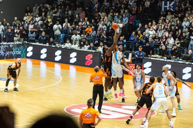 GER, easy Credit Basketball Bundesliga, Science City Jena Rasta Vechta 25 01 2026, Sparkassen Arena, Jena, GER, easy Credit Basketball Bundesliga, Science City Jena Rasta Vechta Tipp off, William McNair Jr Science City Jena 3 , Malcolm Dandridge RASTA Vechta 23 Â Photo Alexander Trienitz Jena Sparkassen Arena Thueringen Germany
