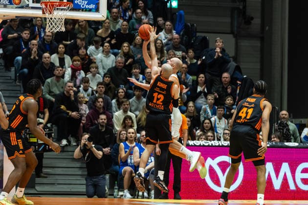GER, easy Credit Basketball Bundesliga, Science City Jena Rasta Vechta 25 01 2026, Sparkassen Arena, Jena, GER, easy Credit Basketball Bundesliga, Science City Jena Rasta Vechta Tommy Kuhse RASTA Vechta 12 , Robin Christen Science City Jena, 8 Â Photo Alexander Trienitz Jena Sparkassen Arena Thueringen Germany