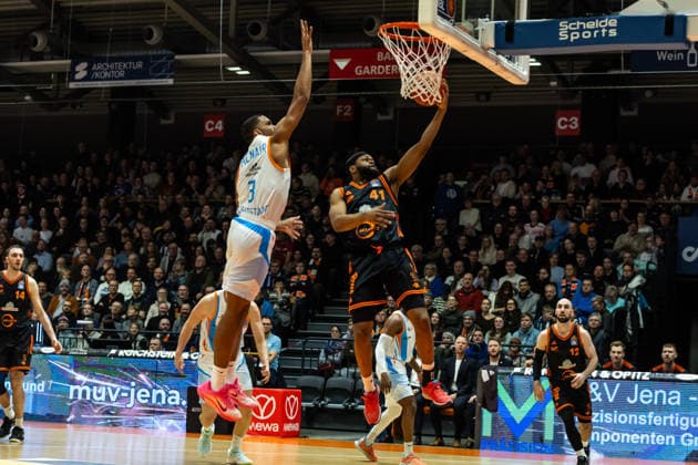 GER, easy Credit Basketball Bundesliga, Science City Jena Rasta Vechta 25 01 2026, Sparkassen Arena, Jena, GER, easy Credit Basketball Bundesliga, Science City Jena Rasta Vechta Lloyd Pandi RASTA Vechta 41 , William McNair Jr Science City Jena 3 Â Photo Alexander Trienitz Jena Sparkassen Arena Thueringen Germany