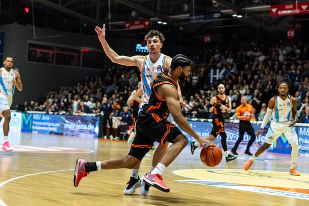 GER, easy Credit Basketball Bundesliga, Science City Jena Rasta Vechta 25 01 2026, Sparkassen Arena, Jena, GER, easy Credit Basketball Bundesliga, Science City Jena Rasta Vechta Lloyd Pandi RASTA Vechta 41 , Kristofer Krause Science City Jena, 36 Â Photo Alexander Trienitz Jena Sparkassen Arena Thueringen Germany