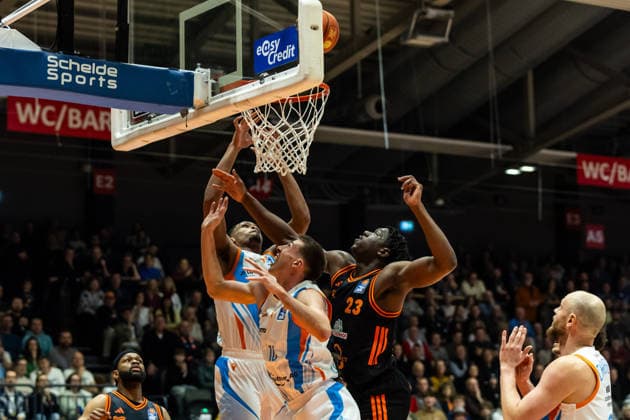 GER, easy Credit Basketball Bundesliga, Science City Jena Rasta Vechta 25 01 2026, Sparkassen Arena, Jena, GER, easy Credit Basketball Bundesliga, Science City Jena Rasta Vechta Malcolm Dandridge RASTA Vechta 23 , Alex Herrera Science City Jena, 41 Â Photo Alexander Trienitz Jena Sparkassen Arena Thueringen Germany
