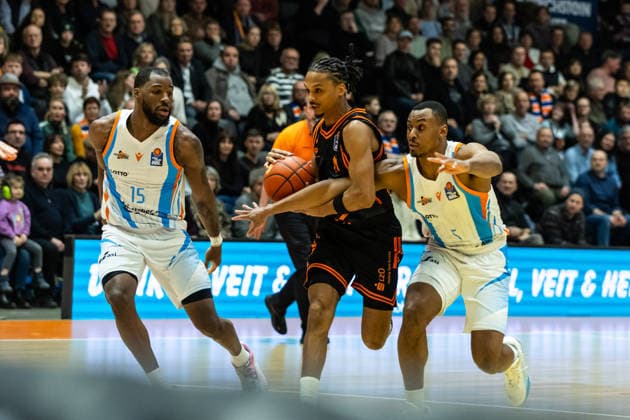 GER, easy Credit Basketball Bundesliga, Science City Jena Rasta Vechta 25 01 2026, Sparkassen Arena, Jena, GER, easy Credit Basketball Bundesliga, Science City Jena Rasta Vechta Alonzo Verge Jr RASTA Vechta 11 , Robin Christen Science City Jena, 8 Â Photo Alexander Trienitz Jena Sparkassen Arena Thueringen Germany