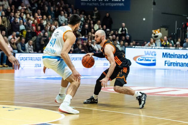 GER, easy Credit Basketball Bundesliga, Science City Jena Rasta Vechta 25 01 2026, Sparkassen Arena, Jena, GER, easy Credit Basketball Bundesliga, Science City Jena Rasta Vechta Tommy Kuhse RASTA Vechta 12 , Alex Herrera Science City Jena, 41 Â Photo Alexander Trienitz Jena Sparkassen Arena Thueringen Germany