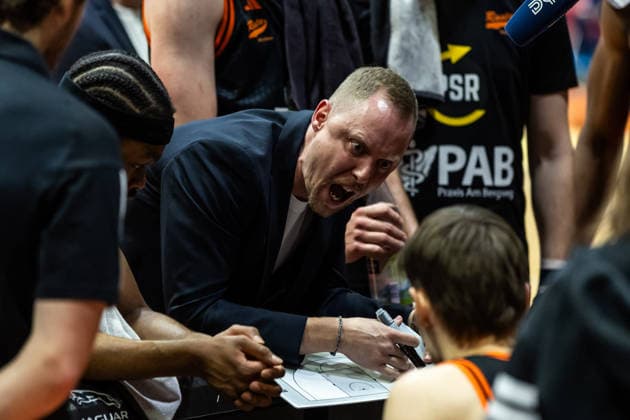GER, easy Credit Basketball Bundesliga, Science City Jena Rasta Vechta 25 01 2026, Sparkassen Arena, Jena, GER, easy Credit Basketball Bundesliga, Science City Jena Rasta Vechta Christian Held Head Coach RASTA Vechta talks to his players Â Photo Alexander Trienitz Jena Sparkassen Arena Thueringen Germany
