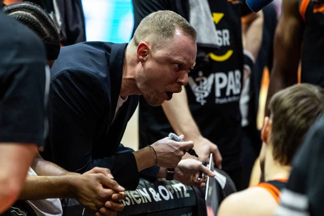 GER, easy Credit Basketball Bundesliga, Science City Jena Rasta Vechta 25 01 2026, Sparkassen Arena, Jena, GER, easy Credit Basketball Bundesliga, Science City Jena Rasta Vechta Christian Held Head Coach RASTA Vechta talks to his players Â Photo Alexander Trienitz Jena Sparkassen Arena Thueringen Germany
