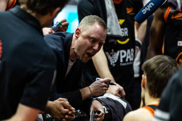 GER, easy Credit Basketball Bundesliga, Science City Jena Rasta Vechta 25 01 2026, Sparkassen Arena, Jena, GER, easy Credit Basketball Bundesliga, Science City Jena Rasta Vechta Christian Held Head Coach RASTA Vechta talks to his players Â Photo Alexander Trienitz Jena Sparkassen Arena Thueringen Germany