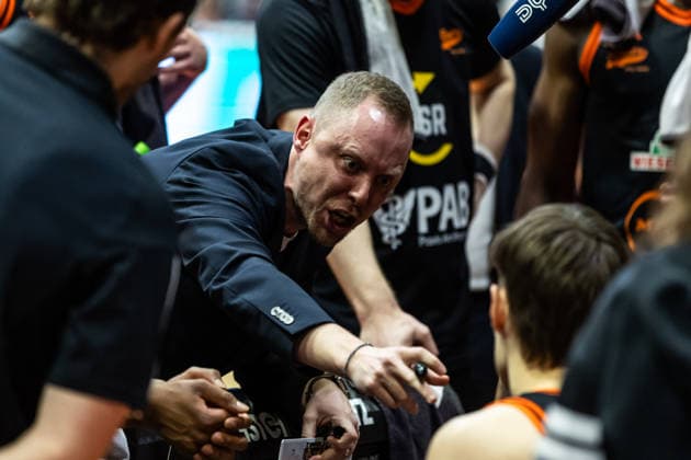 GER, easy Credit Basketball Bundesliga, Science City Jena Rasta Vechta 25 01 2026, Sparkassen Arena, Jena, GER, easy Credit Basketball Bundesliga, Science City Jena Rasta Vechta Christian Held Head Coach RASTA Vechta talks to his players Â Photo Alexander Trienitz Jena Sparkassen Arena Thueringen Germany