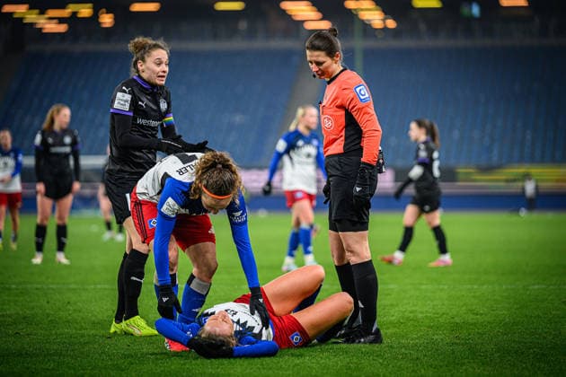 Soccer I Women I Season 2025 2026 I Bundesliga I 15 Matchday I Hamburger SV SGS Essen I 25 01 2026 Paulina Platner 25, SGS Essen , Melanie Brunnthaler 11, Hamburger SV , Camilla Lindberg 47, Hamburger SV , Annika Kost Referee Hamburg Volksparkstadion Hamburg Germany Copyright: xLobecax xHenningxRohlfsx