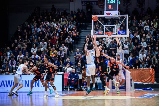 easycredit BBL Basketball Bundesliga 2025 2026 17 Matchday 25 01 2026 Science City Jena vs RASTA Vechta Keith Braxton Jena with the 3-pointer against Joschka Ferner Vechta Sparkassen Arena