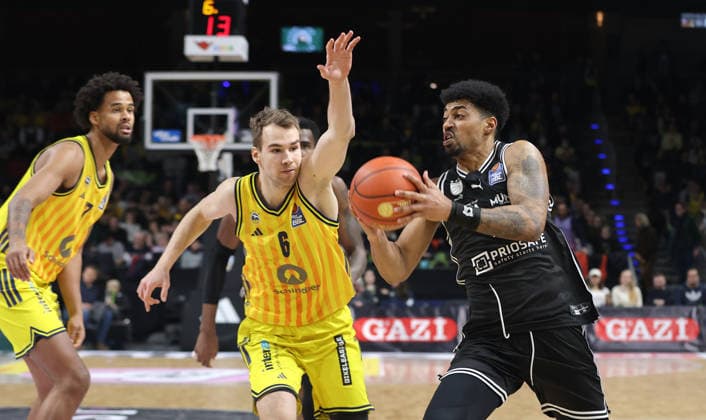 Malte Delow, Ibrahim Watson on the ball duel Game scene Action Sport Basketball BBL Bundesliga Men 17 Matchday Season 2025 2026 25 01 2026 ALBA Berlin vs BMA365 Bamberg Baskets
