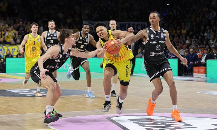 Zachary Ensminger, Jack Kayil on the ball, Austin Crowley duel Game scene Action Sport Basketball BBL Bundesliga Men 17 Matchday Season 2025 2026 25 01 2026 ALBA Berlin vs BMA365 Bamberg Baskets