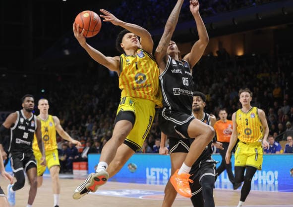 Jack Kayil on the ball, Austin Crowley duel Game scene Action Sport Basketball BBL Bundesliga Men 17 Matchday Season 2025 2026 25 01 2026 ALBA Berlin vs BMA365 Bamberg Baskets