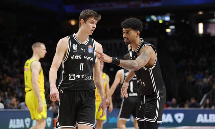 re Ibrahim Watson talks to Richard Balint Action Upper Body Sports Basketball BBL Bundesliga Men 17 Matchday Season 2025 2026 25 01 2026 ALBA Berlin vs BMA365 Bamberg Baskets