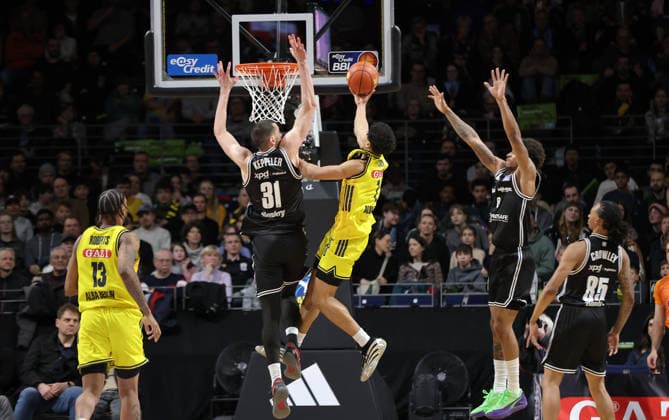 Daniel Keppeler, Jack Kayil on the ball duel Match scene Action Sport Basketball BBL Bundesliga Men 17 Matchday Season 2025 2026 25 01 2026 ALBA Berlin vs BMA365 Bamberg Baskets