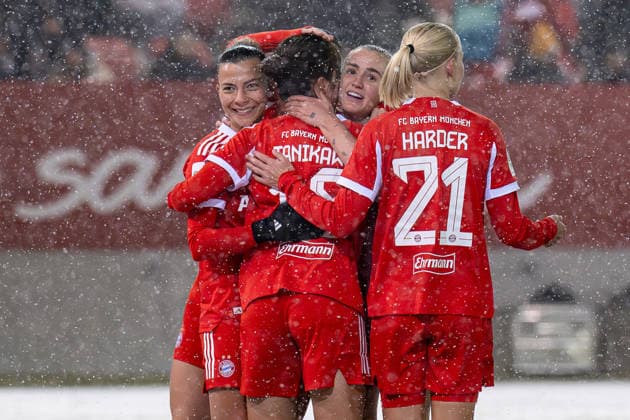 The Munich women celebrate with Momoko Tanikawa FC Bayern Muenchen Frauen, 18 whose early goal from a penalty kick to make it 1 0 GER, FC Bayern Muenchen Frauen vs RB Leipzig, Football, Google Pixel Frauen Bundesliga, 15 Spieltag, Saison 2025 2026, 25 01 2026 DFL DFB REGULATIONS PROHIBIT ANY USE OF PHOTOGRAPHS as IMAGE SEQUENCES and or QUASI VIDEO GER, FC Bayern Muenchen Frauen vs RB Leipzig, Football, Google Pixel Frauen Bundesliga, 15 Spieltag, Saison 2025 2026, 25 01 2026 Muenchen Copyright: xEibner-Pressefoto HeikexFeinerx EP_HFR