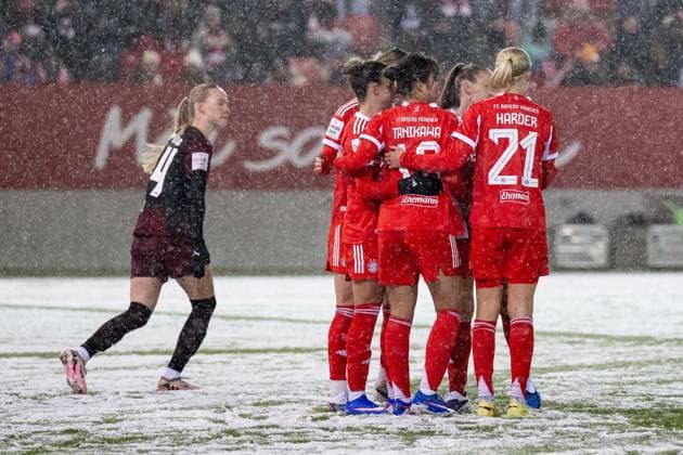 The Munich women celebrate with Momoko Tanikawa FC Bayern Muenchen Frauen, 18 whose early goal from a penalty kick to make it 1 0 GER, FC Bayern Muenchen Frauen vs RB Leipzig, Football, Google Pixel Frauen Bundesliga, 15 Spieltag, Saison 2025 2026, 25 01 2026 DFL DFB REGULATIONS PROHIBIT ANY USE OF PHOTOGRAPHS as IMAGE SEQUENCES and or QUASI VIDEO GER, FC Bayern Muenchen Frauen vs RB Leipzig, Football, Google Pixel Frauen Bundesliga, 15 Spieltag, Saison 2025 2026, 25 01 2026 Muenchen Copyright: xEibner-Pressefoto HeikexFeinerx EP_HFR