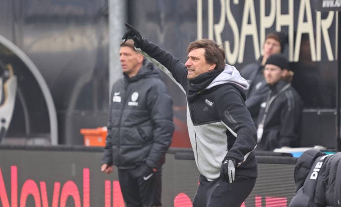 25 01 2026, Football, Men, 2 Bundesliga, Season 2025 2026, SV 07 Elversberg VfL Bochum 1848, Coach Vincent Wagner SV 07 Elversberg gives instructions on the touchline Elversberg Ursapharm Arena an der Kaiserlinde Saarland Germany DEU Copyright: xSebastianxBachx