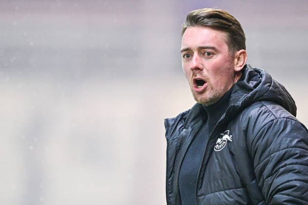 Head Coach Jonas Stephan RB Leipzig gives instructions, gesticulates, gesticulates with arms, gives instructions, gesticulate, single image, action, action, 25 01 2026, Munich Germany , Football, Google Pixel Women Bundesliga, FC Bayern Munich RB Leipzig, DFB DFL REGULATIONS PROHIBIT ANY USE OF PHOTOGRAPHS AS IMAGE SEQUENCES AND OR QUASI VIDEO xslx