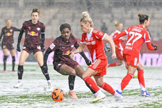 v li Delics Boboy RB Leipzig, 17 Linda DALLMANN FC Bayern Muenchen, FCB, 10 in duel, duel, tackle, dynamics, action, action, 25 01 2026, Munich Germany , Football, Google Pixel Women Bundesliga, FC Bayern Munich RB Leipzig, DFB DFL REGULATIONS PROHIBIT ANY USE OF PHOTOGRAPHS AS IMAGE SEQUENCES AND OR QUASI VIDEO xslx