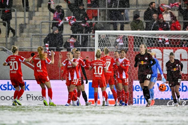 FC Bayern players celebrating the goal, goal, celebration, celebrate the goal, goal, celebration, celebration of the goal to 1 0 by Momoko TANAKINAWA FC Bayern Muenchen, FCB, 18 1 v re , optimistic, Action, Action, 25 01 2026, Munich Germany , Soccer, Google Pixel Women Bundesliga, FC Bayern Munich RB Leipzig, DFB DFL REGULATIONS PROHIBIT ANY USE OF PHOTOGRAPHS AS IMAGE SEQUENCES AND OR QUASI VIDEO xslx