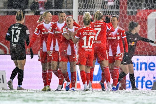 FC Bayern players with goal celebration, jubilation, goal celebration, celebrate the goal, goal, celebration, jubilation over the goal to 1 0 by Momoko TANAKINAWA FC Bayern Muenchen, FCB, 18 covered , optimistic, Action, Action, 25 01 2026, Munich Germany , Soccer, Google Pixel Women Bundesliga, FC Bayern Munich RB Leipzig, DFB DFL REGULATIONS PROHIBIT ANY USE OF PHOTOGRAPHS AS IMAGE SEQUENCES AND OR QUASI VIDEO xslx