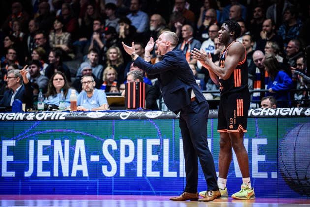 easycredit BBL Basketball Bundesliga 2025 2026 17 Matchday 25 01 2026 Science City Jena vs RASTA Vechta Coach Christian Held Vechta cheers loudly, next to Malcolm Dandridge Vechta Sparkassen Arena