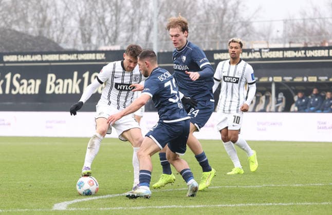 25 01 2026, Football, Men, 2 Bundesliga, Season 2025 2026, SV 07 Elversberg VfL Bochum 1848, Lukas Petkov SV 07 Elversberg Maximilian Wittek VfL Bochum 1848 Mats Pannewig VfL Bochum 1848 Elversberg Ursapharm Arena an der Kaiserlinde Saarland Germany DEU Copyright: xSebastianxBachx