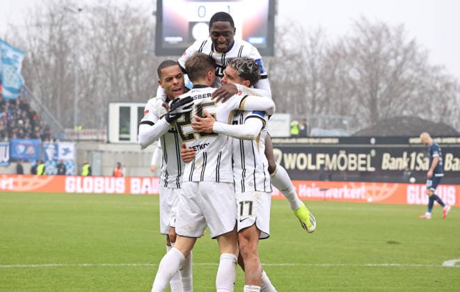 25 01 2026, Football, Men, 2 Bundesliga, Season 2025 2026, SV 07 Elversberg VfL Bochum 1848, Lukas Petkov SV 07 Elversberg celebrates with Jan Gyamerah SV 07 Elversberg , Frederik Schmahl SV 07 Elversberg and David Mokwa SV 07 Elversberg his goal to 1 1, Goal celebration Elversberg Ursapharm Arena an der Kaiserlinde Saarland Germany DEU Copyright: xSebastianxBachx