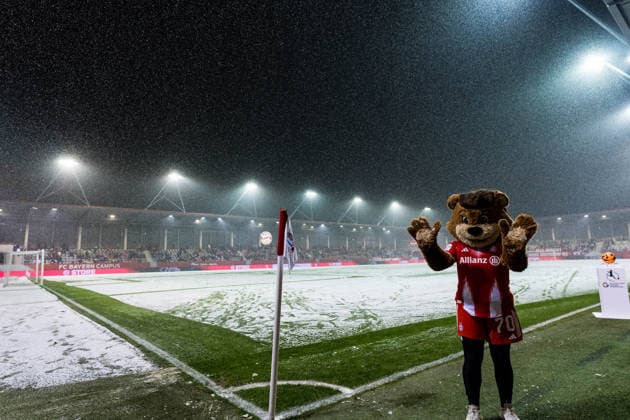 GOOGLE PIXEL Womens Bundesliga FC Bayern Munich RB Leipzig 25 01 2026 Snow covers the pitch at FC Bayern Campus, mascot Mia GOOGLE PIXEL Womens Bundesliga, FC Bayern Munich RB Leipzig, Munich, FC Bayern Campus on 25 01 2026 DFB REGULATIONS PROHIBIT ANY USE OF PHOTOGRAPHS AS IMAGE SEQUENCES AND OR QUASI VIDEO Copyright: xBEAUTIFULxSPORTS Wunderlx