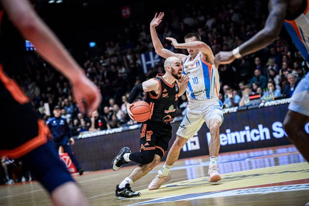 easycredit BBL Basketball Bundesliga 2025 2026 17 Matchday 25 01 2026 Science City Jena vs RASTA Vechta Tommy Kuhse Vechta on the ball against Joe Wieskamp Jena Sparkassen Arena