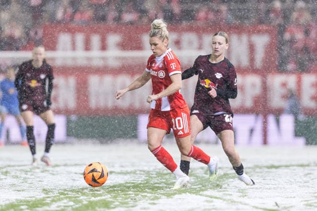 GOOGLE PIXEL Womens Bundesliga FC Bayern Munich RB Leipzig 25 01 2026 duel Linda Dallmann FC Bayern Munich, 10 , Marlene Müller RB Leipzig, 27 GOOGLE PIXEL Womens Bundesliga, FC Bayern Munich RB Leipzig, Munich, FC Bayern Campus on 25 01 2026 DFB REGULATIONS PROHIBIT ANY USE OF PHOTOGRAPHS AS IMAGE SEQUENCES AND OR QUASI VIDEO Copyright: xBEAUTIFULxSPORTS Wunderlx