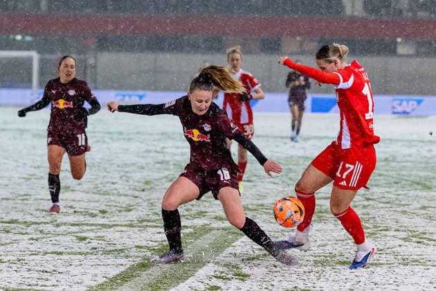 Battle for the ball duel between Annabel Schasching RB Leipzig, 16 and Klara Buehl FC Bayern Muenchen Frauen, 17 GER, FC Bayern Muenchen Frauen vs RB Leipzig, Football, Google Pixel Women Bundesliga, Matchday 15, Season 2025 2026, 25 01 2026 DFL DFB REGULATIONS PROHIBIT ANY USE OF PHOTOGRAPHS as IMAGE SEQUENCES and or QUASI VIDEO GER, FC Bayern Muenchen Frauen vs RB Leipzig, Football, Google Pixel Frauen Bundesliga, 15 Spieltag, Saison 2025 2026, 25 01 2026 Muenchen Copyright: xEibner-Pressefoto HeikexFeinerx EP_HFR