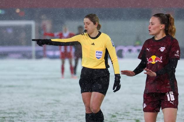Referee Referee Karoline Wacker whistles penalty kick, with Gina Chmielinski 10 RB Leipzig Women , FC Bayern Muenchen Women vs RB Leipzig Women, Football, Women, Google Pixel Bundesliga, Season 2025 2026, 15 Matchday, 25 01 2026 DFB regulations prohibit any use of photographs as image sequences and or quasi video Muenchen Bayern Germany Copyright: xkolbert-press MartinxAgüerax