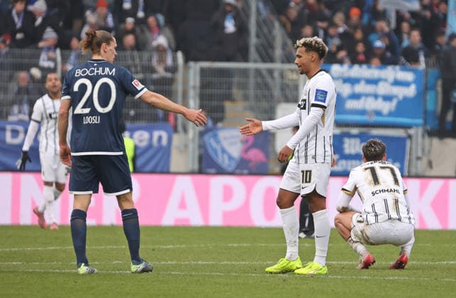 25 01 2026, Football, Men, 2 Bundesliga, Season 2025 2026, SV 07 Elversberg VfL Bochum 1848, Noah Loosli VfL Bochum 1848 and Bambase Conte SV 07 Elversberg shake hands after the match Elversberg Ursapharm Arena an der Kaiserlinde Saarland Germany DEU Copyright: xSebastianxBachx