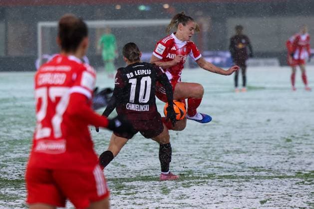 Action in the penalty area that leads to a penalty for Bayern, with Arianna Caruso 27 FC Bayern Muenchen Women and Gina Chmielinski 10 RB Leipzig Women , FC Bayern Muenchen Women vs RB Leipzig Women, Football, Women, Google Pixel Bundesliga, Season 2025 2026, 15 Matchday, 25 01 2026 DFB regulations prohibit any use of photographs as image sequences and or quasi video Muenchen Bayern Germany Copyright: xkolbert-press MartinxAgüerax