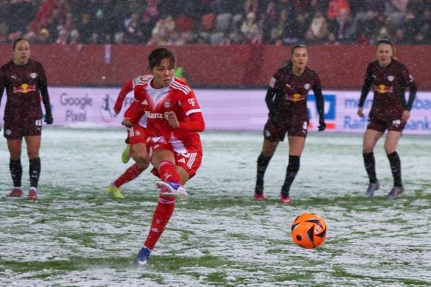 Momoko Tanikawa 18 FC Bayern Muenchen Women converts the penalty kick to make it 1 0, FC Bayern Muenchen Women vs RB Leipzig Women, Football, Women, Google Pixel Bundesliga, Season 2025 2026, 15 Matchday, 25 01 2026 DFB regulations prohibit any use of photographs as image sequences and or quasi video Muenchen Bayern Germany Copyright: xkolbert-press MartinxAgüerax