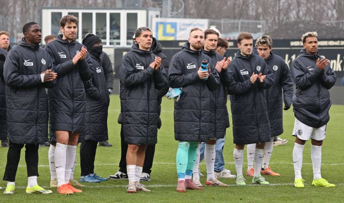 25 01 2026, Football, Men, 2 Bundesliga, Season 2025 2026, SV 07 Elversberg VfL Bochum 1848, The SV 07 Elversberg team thanks the fans for their support after the match Elversberg Ursapharm Arena an der Kaiserlinde Saarland Germany DEU Copyright: xSebastianxBachx