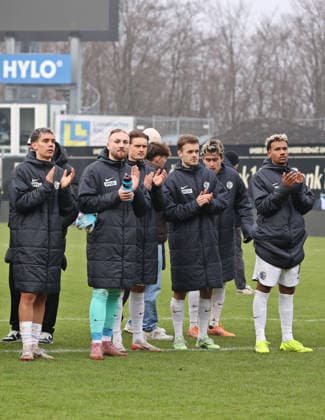 25 01 2026, Football, Men, 2 Bundesliga, Season 2025 2026, SV 07 Elversberg VfL Bochum 1848, The SV 07 Elversberg team thanks the fans for their support after the match Elversberg Ursapharm Arena an der Kaiserlinde Saarland Germany DEU Copyright: xSebastianxBachx