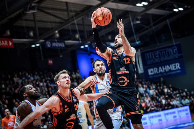 easycredit BBL Basketball Bundesliga 2025 2026 17 Matchday 25 01 2026 Science City Jena vs RASTA Vechta Tommy Kuhse Vechta at the basketball against Alexander Herrera Jena Sparkassen Arena