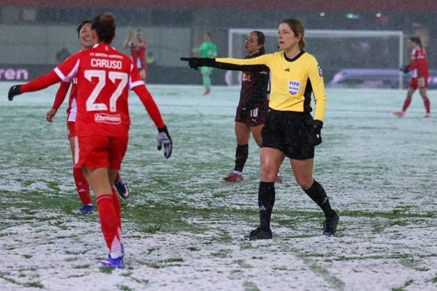 Referee Referee Karoline Wacker whistles penalty kick for Bayern, with Arianna Caruso 27 FC Bayern Muenchen Women and Momoko Tanikawa 18 FC Bayern Muenchen Women , who are happy, FC Bayern Muenchen Women vs RB Leipzig Women, Football, Women, Google Pixel Bundesliga, Season 2025 2026, 15 Matchday, 25 01 2026 DFB regulations prohibit any use of photographs as image sequences and or quasi video Muenchen Bayern Germany Copyright: xkolbert-press MartinxAgüerax