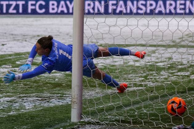 Elvira Herzog 1 RB Leipzig Frauen ohne Chance beim Strafstoss von Momoko Tanikawa 18 FC Bayern Muenchen Frauen , 1 0, Fuehrungstreffer, FC Bayern Muenchen Frauen vs RB Leipzig Frauen, Fußball, Frauen, Google Pixel Bundesliga, Saison 2025 2026, 15 Spieltag, 25 01 2026 DFB regulations prohibit any use of photographs as image sequences and or quasi video Muenchen Bayern Deutschland Copyright: xkolbert-press MartinxAgüerax
