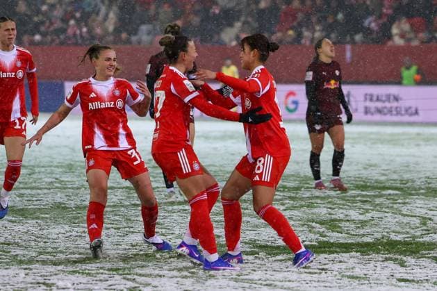 Cheers after the goal by Momoko Tanikawa 18 FC Bayern Muenchen Women to make it 1 0, with Georgia Stanway 31 FC Bayern Muenchen Women and Arianna Caruso 27 FC Bayern Muenchen Women , FC Bayern Muenchen Women vs RB Leipzig Women, Football, Women, Google Pixel Bundesliga, Season 2025 2026, 15 Matchday, 25 01 2026 DFB regulations prohibit any use of photographs as image sequences and or quasi video Muenchen Bayern Germany Copyright: xkolbert-press MartinxAgüerax