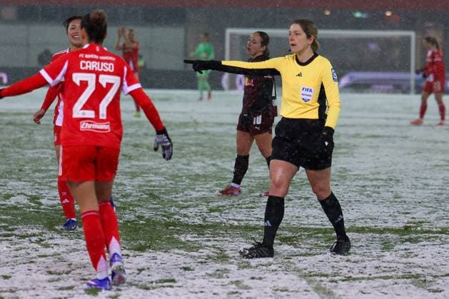 Referee Referee Karoline Wacker whistles penalty kick for Bayern, with Arianna Caruso 27 FC Bayern Muenchen Women and Momoko Tanikawa 18 FC Bayern Muenchen Women , who are happy, FC Bayern Muenchen Women vs RB Leipzig Women, Football, Women, Google Pixel Bundesliga, Season 2025 2026, 15 Matchday, 25 01 2026 DFB regulations prohibit any use of photographs as image sequences and or quasi video Muenchen Bayern Germany Copyright: xkolbert-press MartinxAgüerax