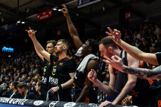 GER, easy Credit Basketball Bundesliga, Science City Jena Rasta Vechta 25 01 2026, Sparkassen Arena, Jena, GER, easy Credit Basketball Bundesliga, Science City Jena Rasta Vechta The bench of RASTA Vechta cheers Â Photo Alexander Trienitz Jena Sparkassen Arena Thueringen Germany