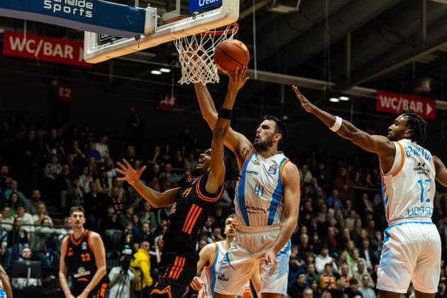 GER, easy Credit Basketball Bundesliga, Science City Jena Rasta Vechta 25 01 2026, Sparkassen Arena, Jena, GER, easy Credit Basketball Bundesliga, Science City Jena Rasta Vechta Alonzo Verge Jr RASTA Vechta 11 , Alex Herrera Science City Jena, 41 Â Photo Alexander Trienitz Jena Sparkassen Arena Thueringen Germany