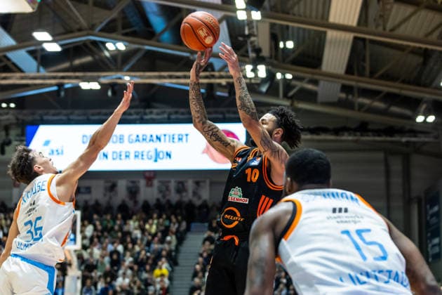 GER, easy Credit Basketball Bundesliga, Science City Jena Rasta Vechta 25 01 2026, Sparkassen Arena, Jena, GER, easy Credit Basketball Bundesliga, Science City Jena Rasta Vechta Tevin Brown RASTA Vechta 10 , Kristofer Krause Science City Jena, 36 Â Photo Alexander Trienitz Jena Sparkassen Arena Thueringen Germany